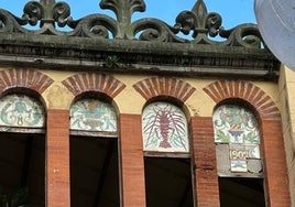 Algunos de los azulejos, de 120 años de antigüedad, se han caído durante las obras.