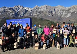 Participantes en el taller de construcción de cajas nido en el mirador de San Miguel