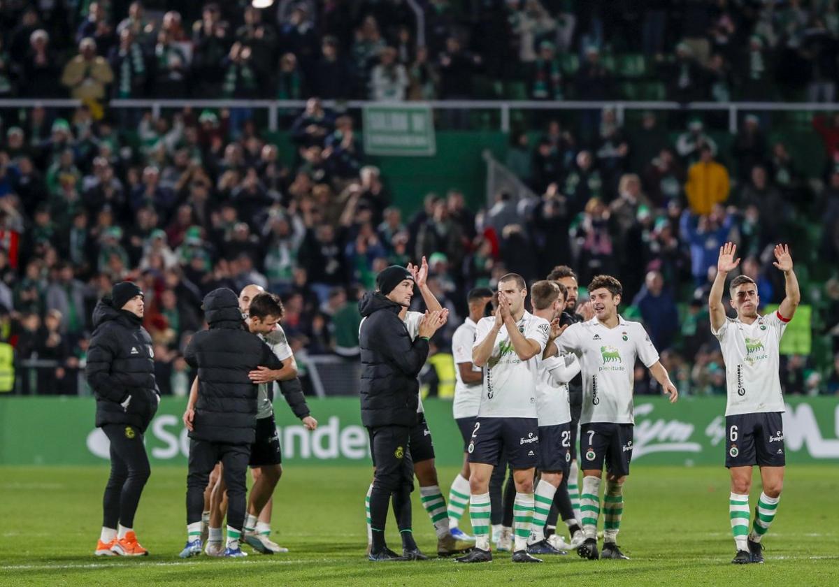 Íñigo Sainz-Maza se despide de la afición al acabar el partido.