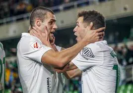 Álvaro Mantilla e Íñigo Vicente se abrazan y festejan un gol el pasado martes. La alegría de la victoria ante el Andorra.