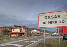 Señal indicativa del pueblo de Casar de Periedo, en Cabezón de la Sal.