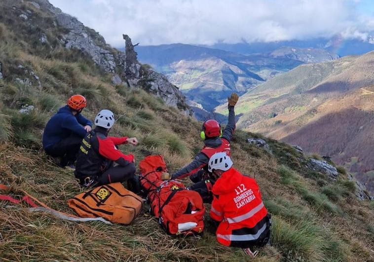 Imagen de los efectivos que llevaron hasta el herido.