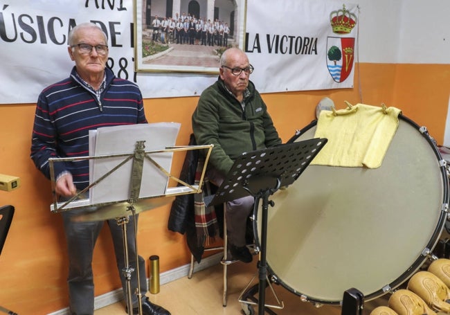 Imagen principal - Ángel (lleva más de medio siglo en la banda) y Vitoriano (tiene 87 años), con la percusión.