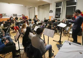 Alberto Aparicio, con la batuta, dirige el ensayo de la banda en un aula del colegio Príncipe de Asturias.