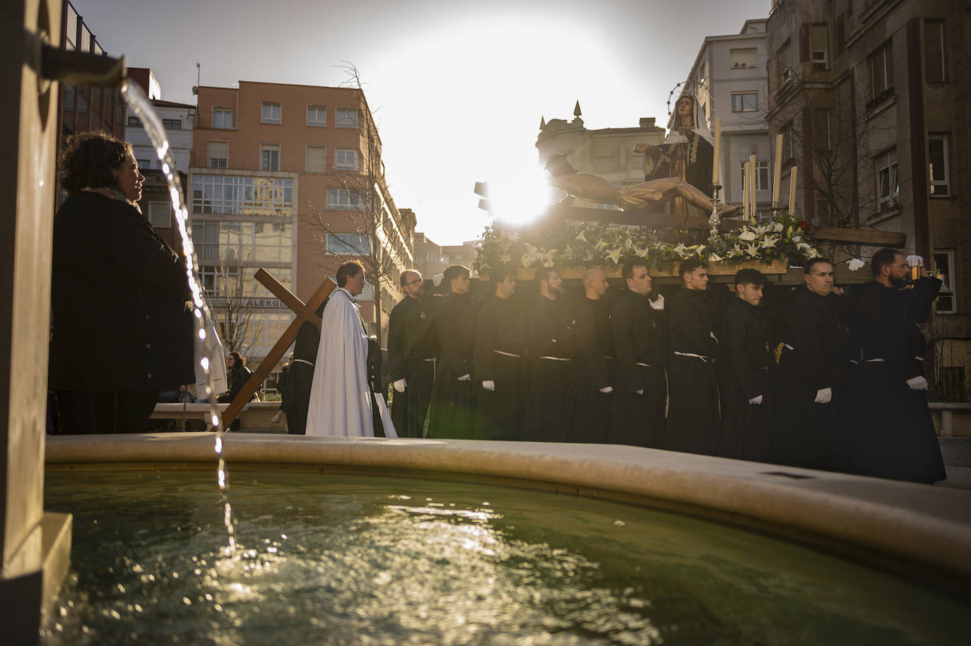 Daniel Pedriza elige un no tan común punto de vista de las procesiones de Semana Santa en Santander. Aquí la procesión de la Virgen María en la Vía Dolorosa, el Sábado de Pasión a su paso por la Catedral.