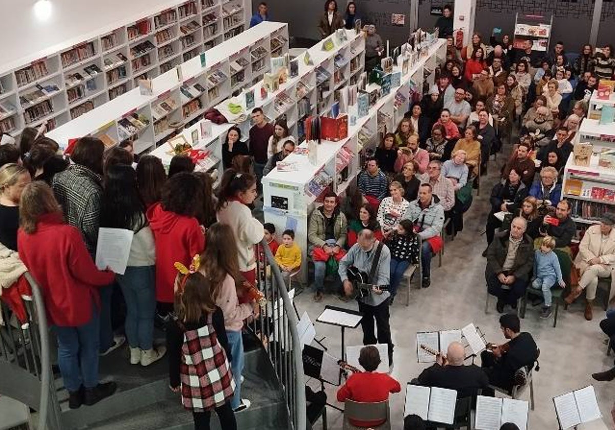 Concierto en directo en una biblioteca llena de público.