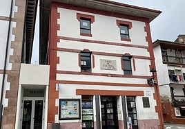 Fachada de la Casa de Cultura de Ampuero.