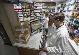 Varios trabajadores de la farmacia de Los Osos, en Santander, que hace dos años fue la única oficina que abría por las noches.