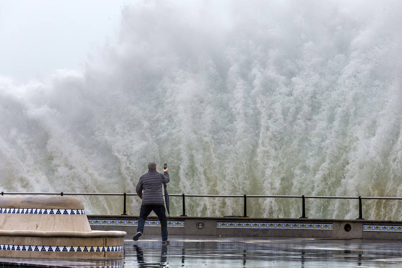 El primer temporal del año dejó el 16 de enero una costa azotada por fuertes olas, que, como siempre despiertan la curiosidad de improvisados fotógrafos