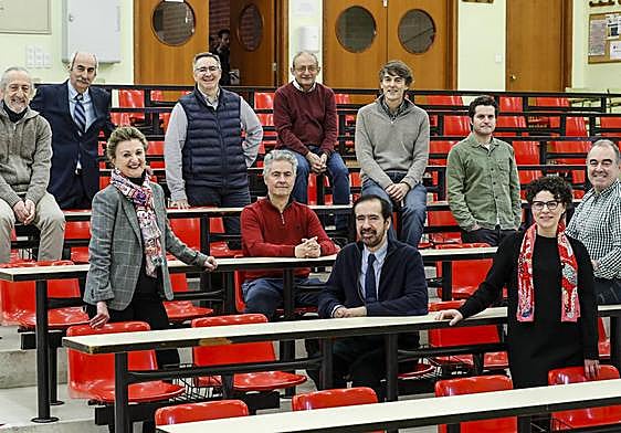 La élite de la ciencia cántabra. De izquierda a derecha, Alberto Ruiz Jimeno (físico), José Miguel López Higuera (ingeniero de telecomunicaciones), Inmaculada Ortiz (ingeniera química), Daniel Castro (ingeniero de Caminos), Enrique Martínez (físico), JuanAntonio Cuesta (matemático), Raúl Medina (ingeniero de caminos), Francisco Matorras (físico), Fernando Calvo (bioquímico), Ana Belén Marín (historiadora) y Marcos López Hoyos (médico).