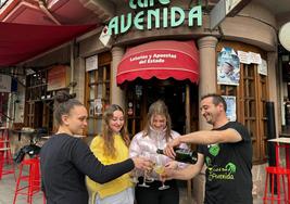 Alegría en el Café Avenida.