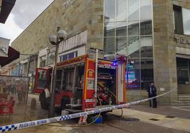 El bar Urbanos, de Torrelavega, sufre un aparatoso incendio