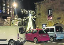 Vehículos aparcados en zona amarilla en el acceso a la plaza de Los Cañones de Liérganes.