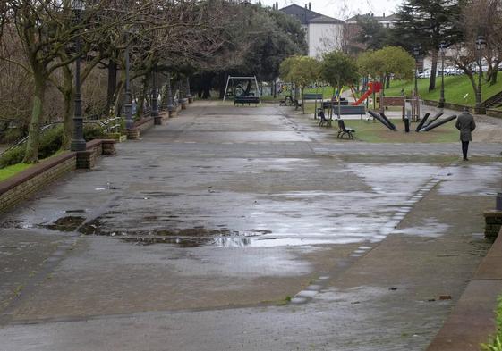 El parque de La Teja, este viernes, completamente vacío a las cinco de la tarde.