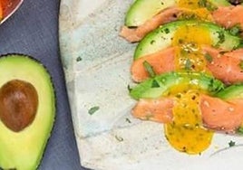 Tiraditos de salmón y aguacate.