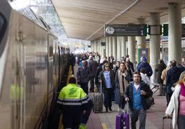 Los pasajeros del Alvia de Madrid llegan a la estación de Santander en el primer día sin transbordos.