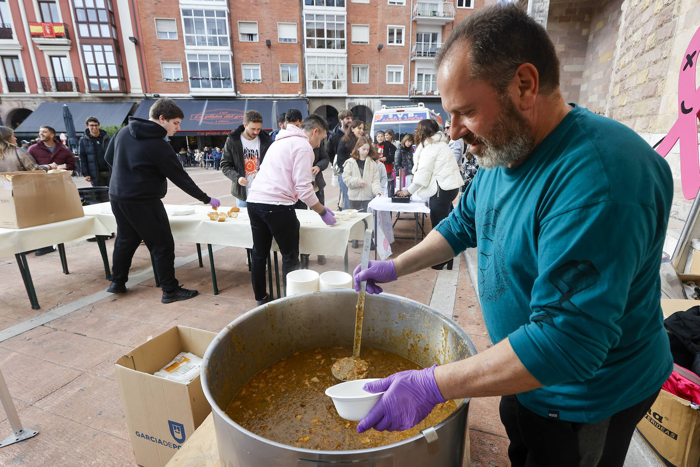 Los participantes pudieron degustar un buen cocido a precio reducido.