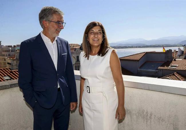 César Díaz junto a la presidenta regional, María José Sáenz de Buruaga, tras hacerse público el nombramiento.