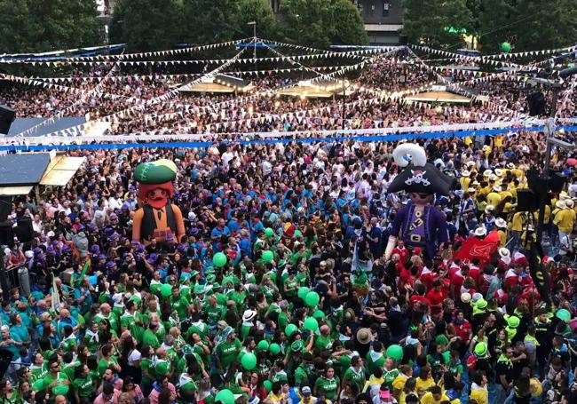 Color, estruendo y euforia en una plaza abarrotada un año más para vivir el inicio de las fiestas con el chupinazo, con las peñas colocadas en primer término.