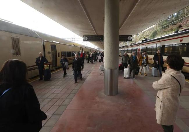 Los pasajeros del Alvia de Madrid llegan a la estación de Santander en el primer día sin transbordos.