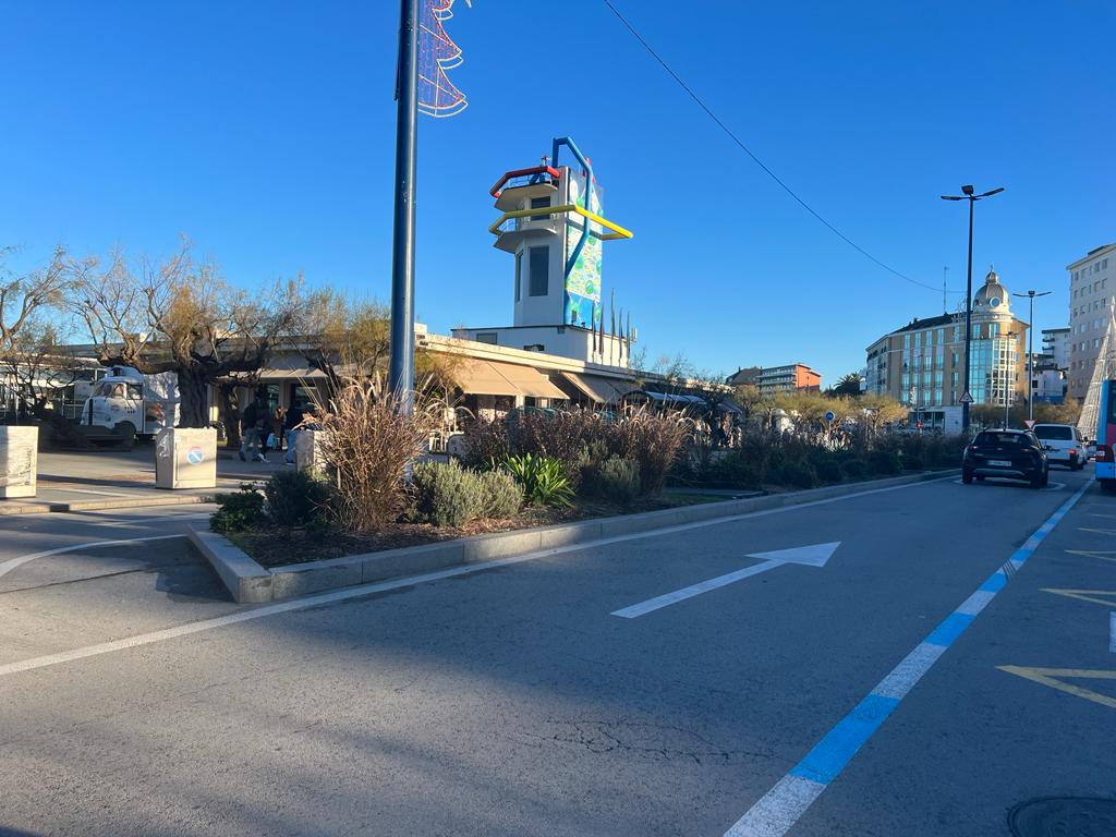 El restaurante Rhin de El Sardinero fue fundado por Manuel Pérez Mazo en los años 60 del siglo XX. Tras una completa transformación a comienzos del año 2000, que lo convirtió en un moderno establecimiento, totalmente adaptado para la organización de todo tipo de celebraciones, banquetes y eventos, en 2009 el Rhin de la playa cambió de nombre, pasando a ser Maremondo, bajo la nueva propiedad de la familia Martínez, quien apostaba por revitalizar este establecimiento.