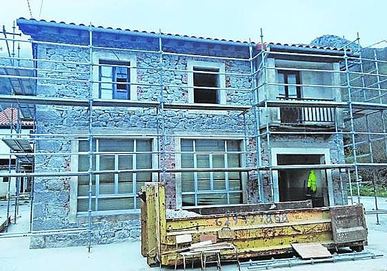 Los andamios ya rodean el antiguo inmueble meracho.