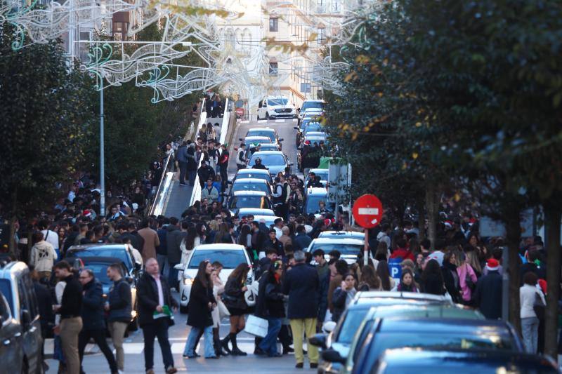 Los coches tuvieron dificultades para circular debido al gentío.