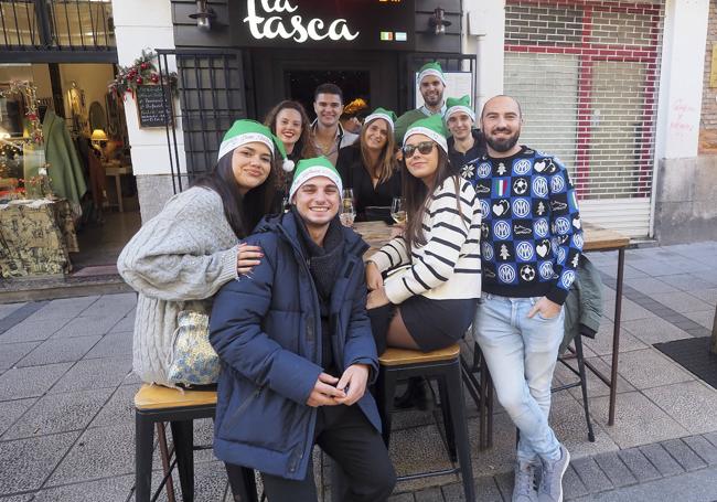 Un grupo de amigos posa en el exterior de La Tasca, a la hora del vermú.