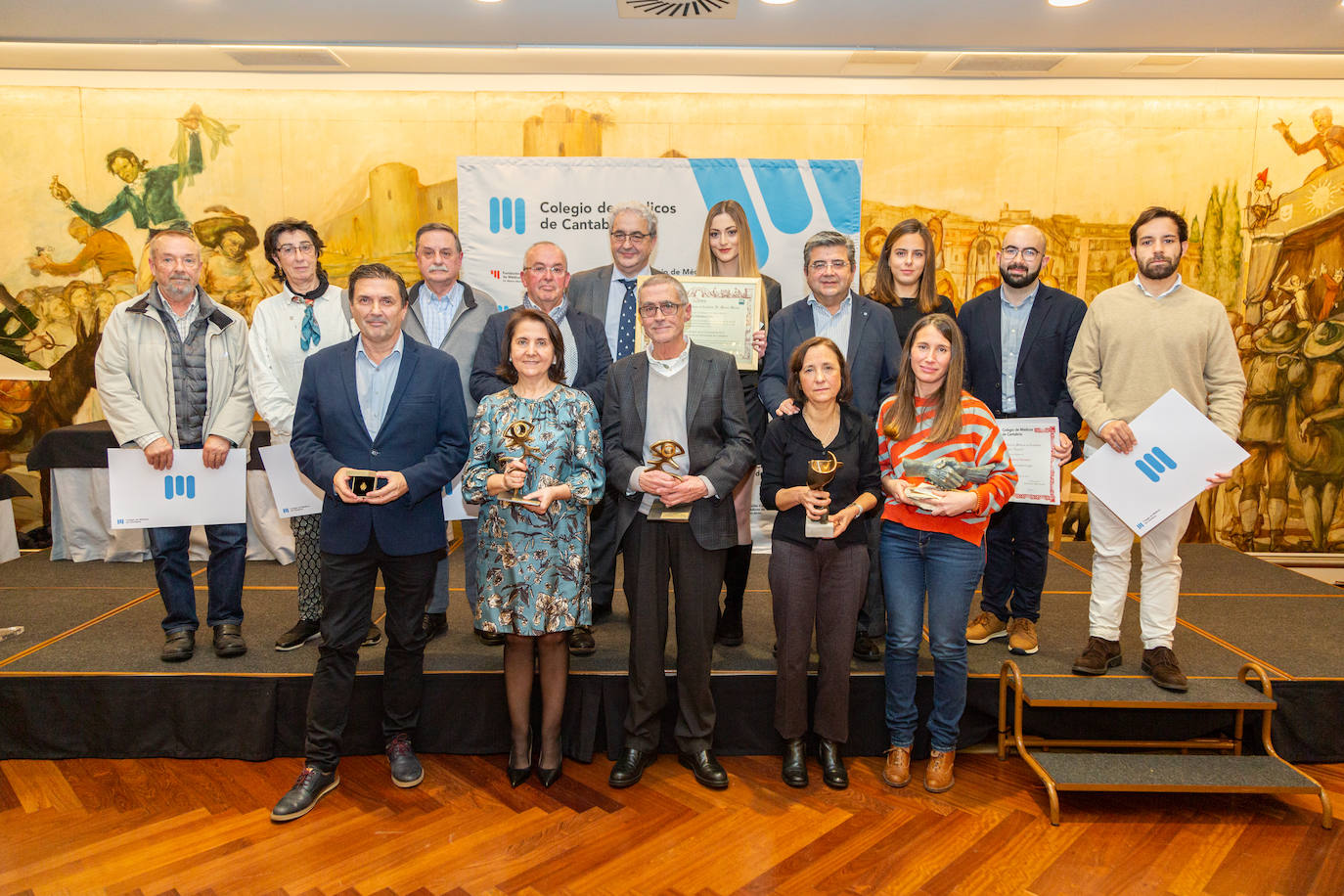 Fotografía de familia de todos los premiados, junto al presidente del Colegio de Médicos.