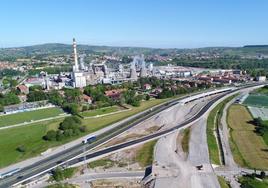 Imagen aérea de la obra del nudo de continuidad de Torrelavega a la altura de Polanco, donde próximamente arrancarán los trabajos del tercer carril de la A-67.