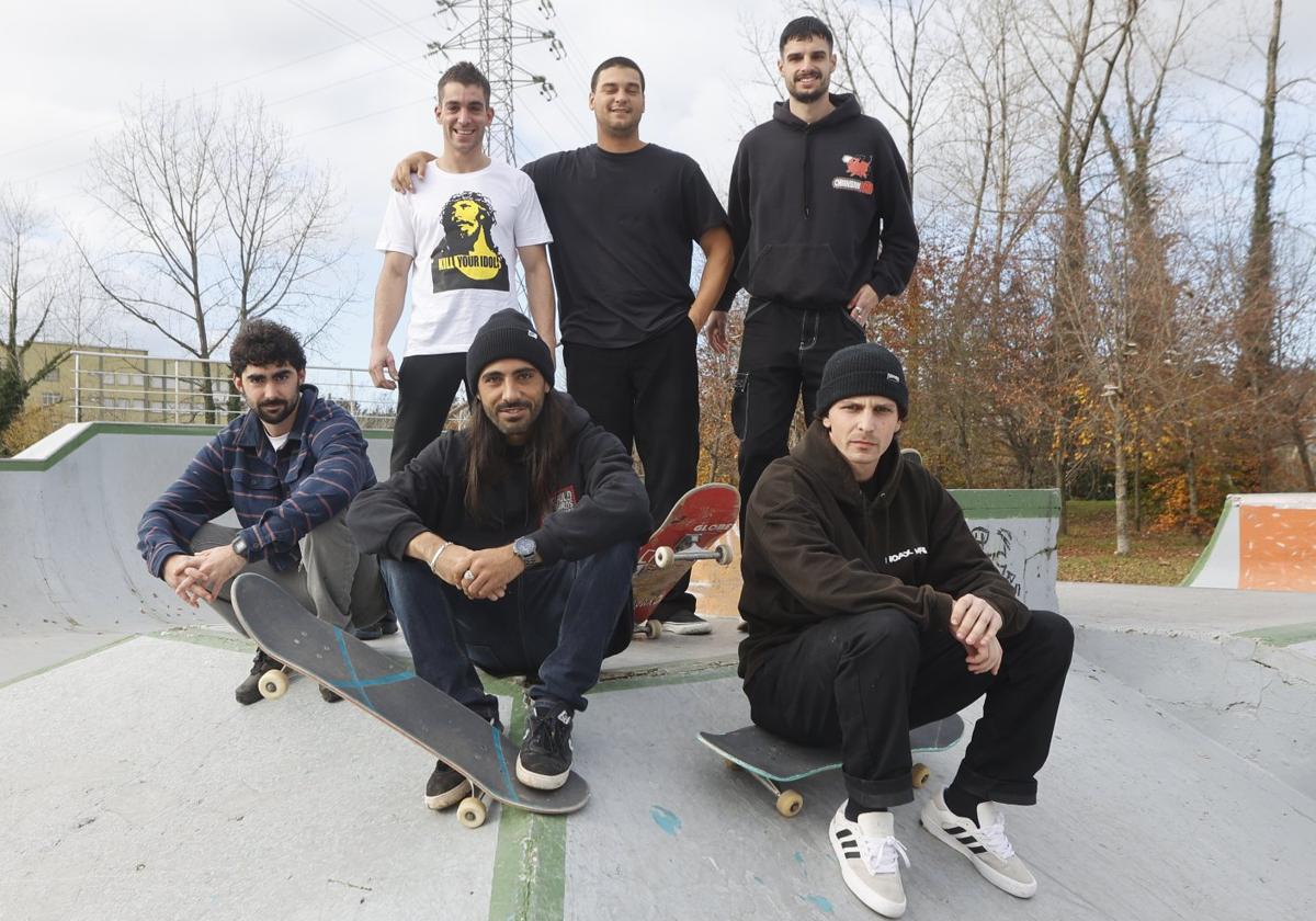 Grupo de patinadores de la asociación cultural La Lechera Skatepark.