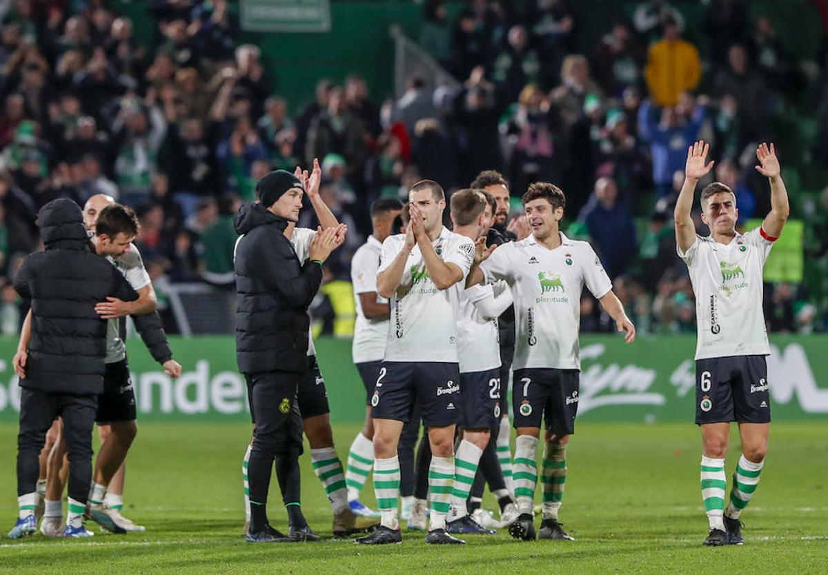 Los jugadores del Racing se despiden de la afición en El Sardinero al acabar un partido. El capitán, Íñigo Sainz-Maza, aplaude a la derecha.