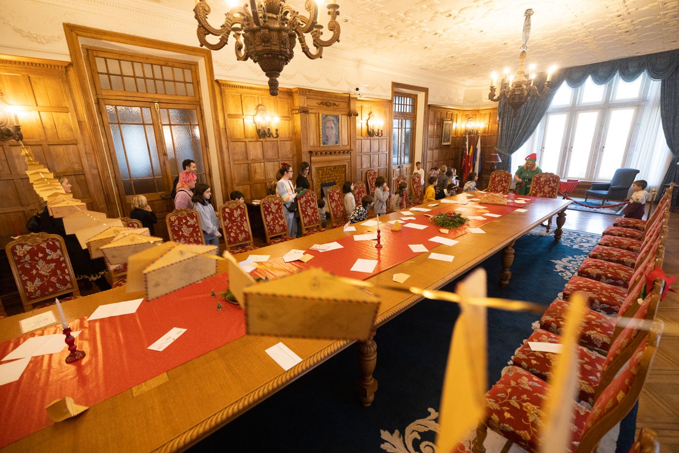 El comedor de gala se ha convertido en la Sala de Correos.