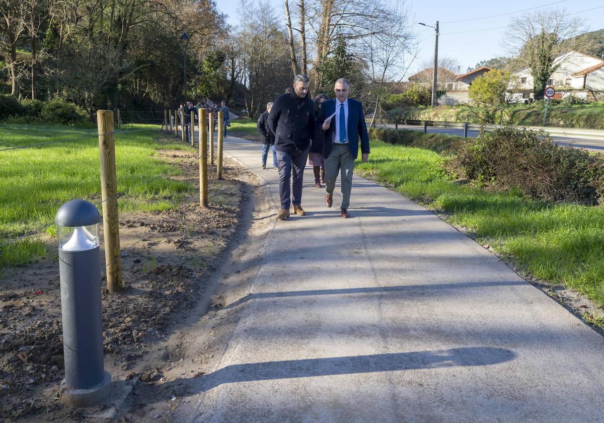 El alcalde de Ribamontán al Monte, Joaquín Arco, junto al consejero Roberto Media recorriendo la nueva senda.