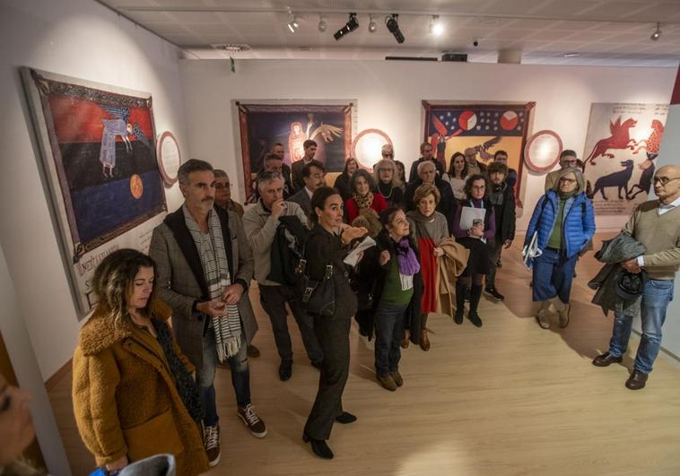 La comisaria de la exposición, Marina Gurruchaga, en el centro, explica a los asistentes ayer a la inauguración, entre ellos el director general de Cultura, Juan Antonio González Fuentes, los detalles de la muestra que se podrá visitar hasta el próximo mes de abril.