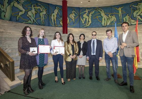 Foto de familia de los galardonados con los Premios José Félix García Calleja