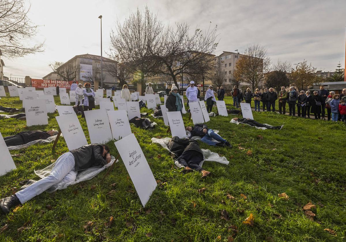 Miembros de la Plataforma recrearon un «cementerio efímero» en el Parque de Mendicoague, donde también cayeron las bombas.