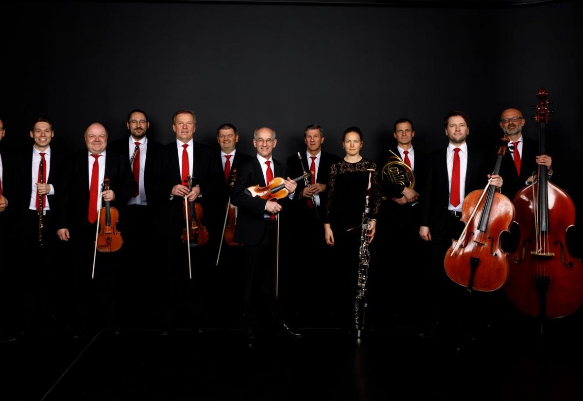 Los doce componentes de la Johan Strauss Ensemble de la Orquesta Sinfónica de Viena abre en año musical en el Palacio de Festivales.