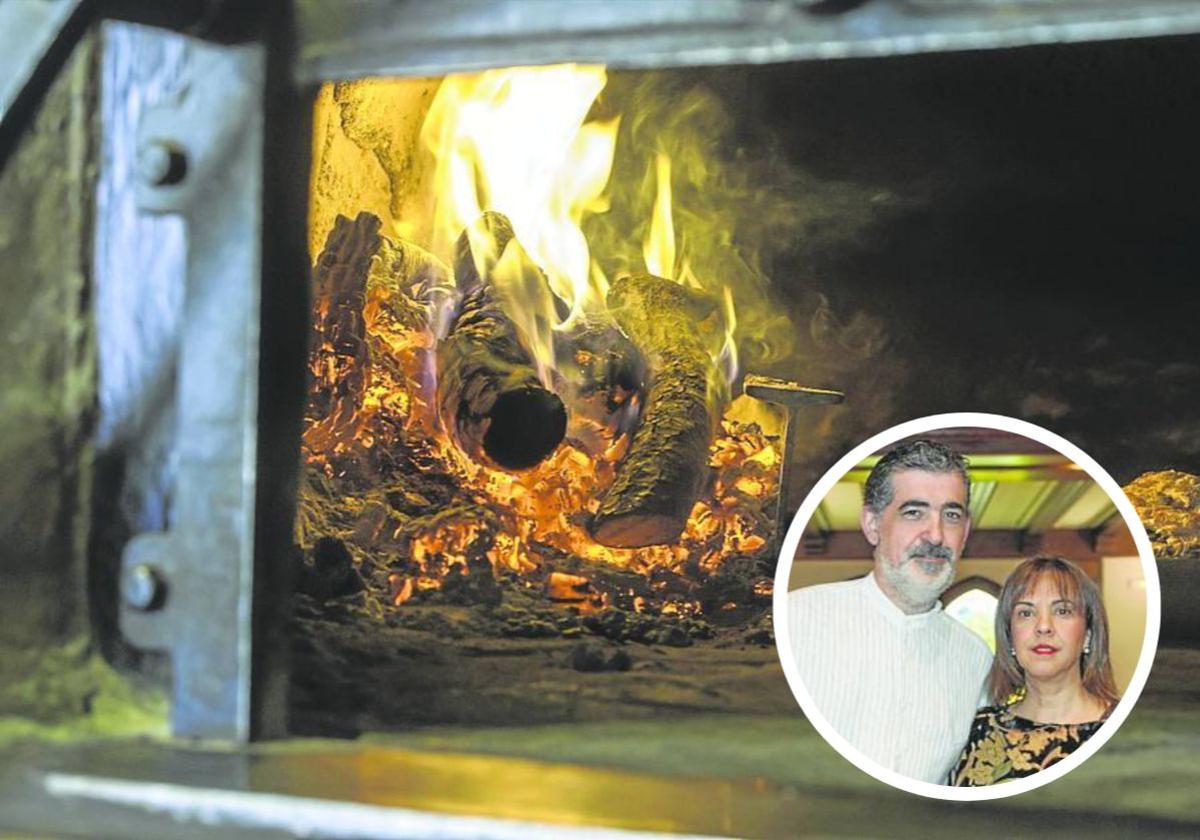 Detalle del horno durante el asado del lechazo. A la derecha, Goyo Palomero y Violeta Montes, los responsables del restaurante.