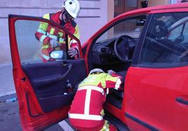 Los bomberos rescatan a una niña de un año que se quedó encerrada en un coche en Reinosa