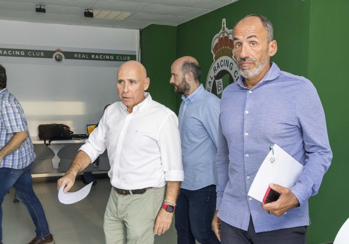 Los propietarios del Racing, Manolo Higuera y Sebastián Ceria, junto al jefe de prensa, Enrique Palacio, tras la rueda de prensa de presentación de Sebman.