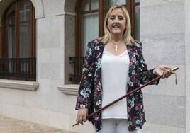 La alcaldesa de Cayón, Pilar del Río, en su investidura en 2021.