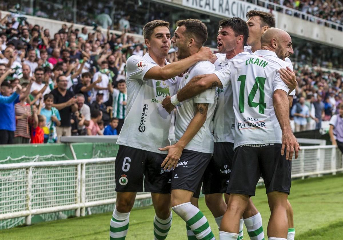 Íñigo Sainz-Maza, Íñigo Vicente, Aldasoro, Saúl García y Ekain celebran el primer gol racinguista de esta temporada, ante el Eibar.