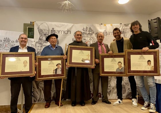 Los premiados de la novena edición de los Premios Cachupín posan en el escenario del Hotel Estrella del Norte de Isla.