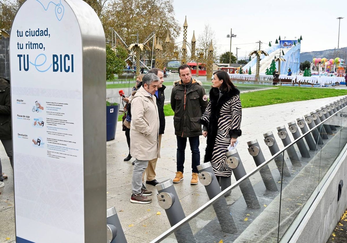 La alcaldesa Gema Igual en una de las estaciones de recogida de bicicletas.