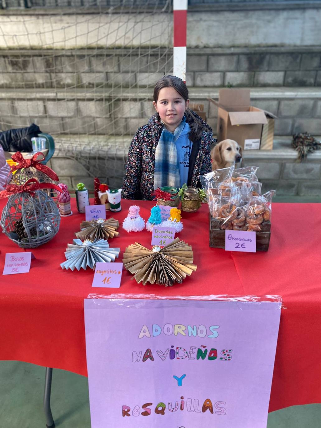 Una de las pequeñas participantes del mercadillo navideño infantil.