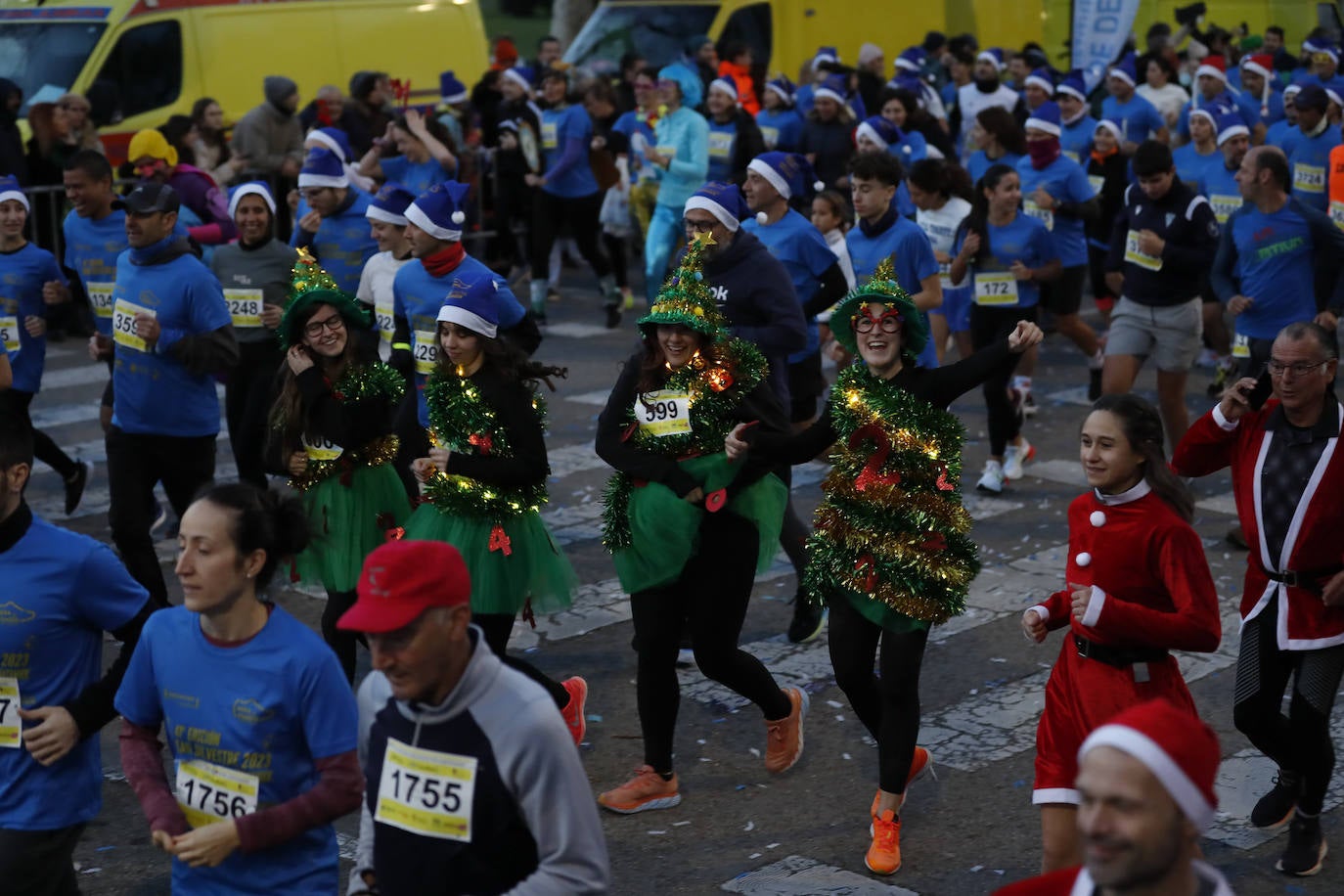 Un grupo de cuatro atletas, disfrazadas de árbol de Navidad.