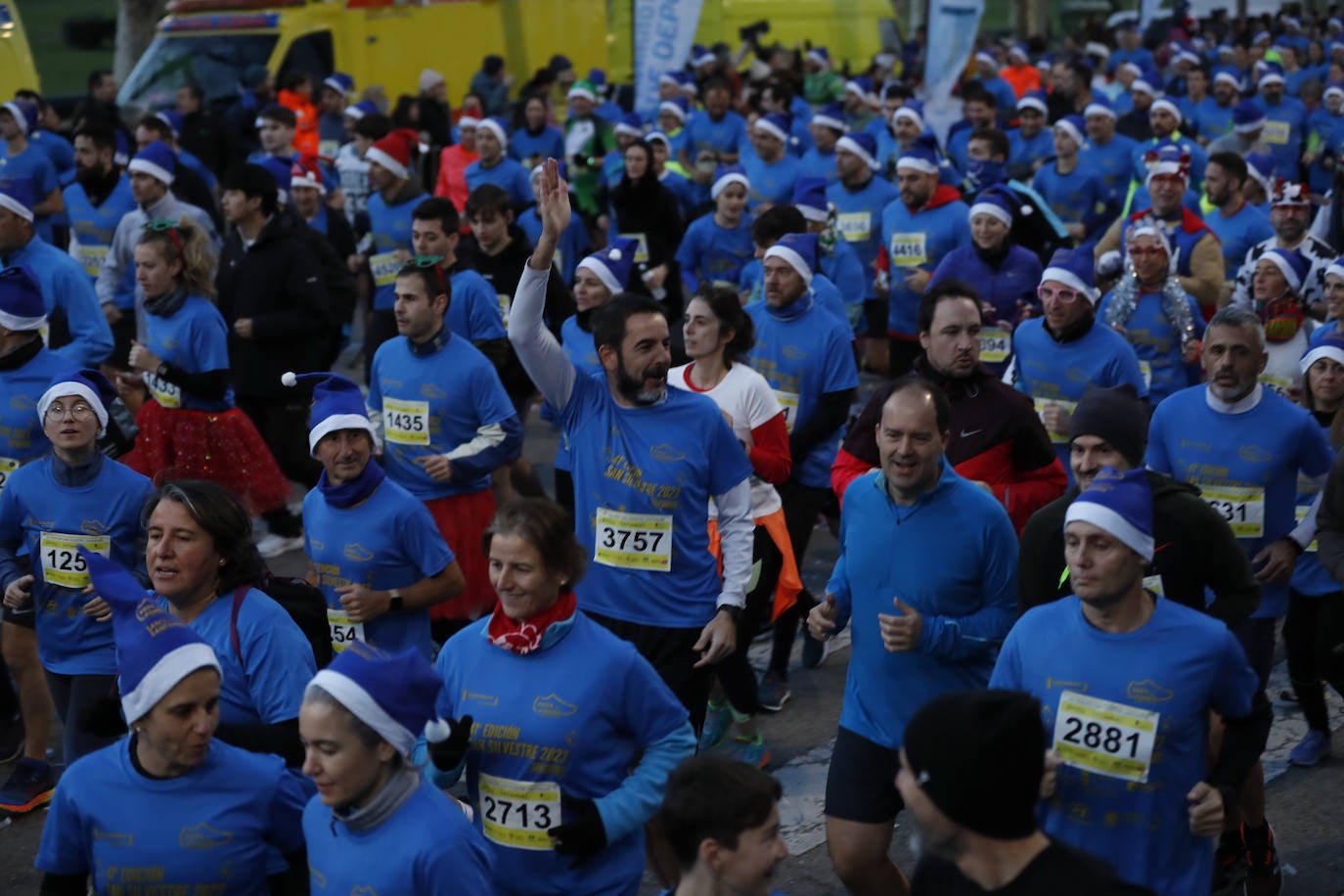 Los saludos en la recta de salida, nada más iniciarse la carrera, son una constante en la San Silvestre.