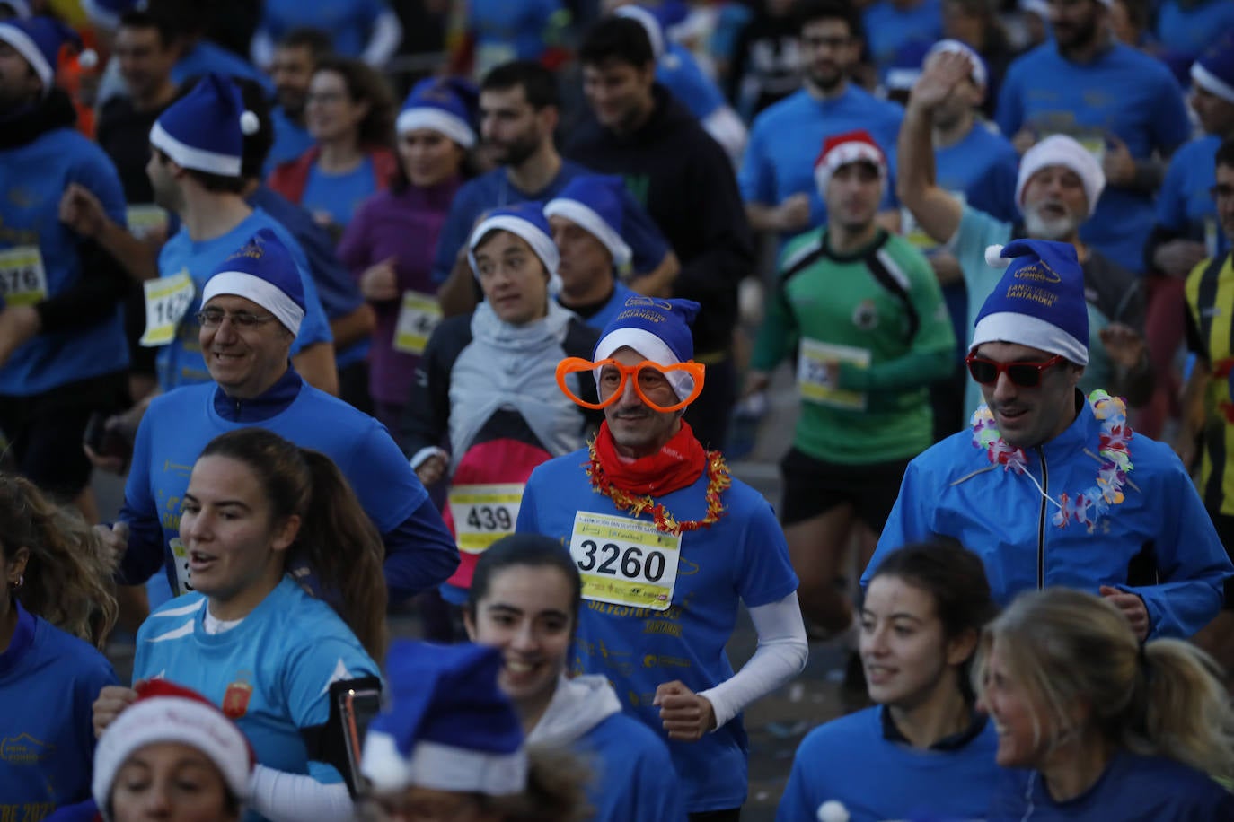 Unas 'gafas' de lo más estrambóticas sirven de adorno para correr la San Silvestre.