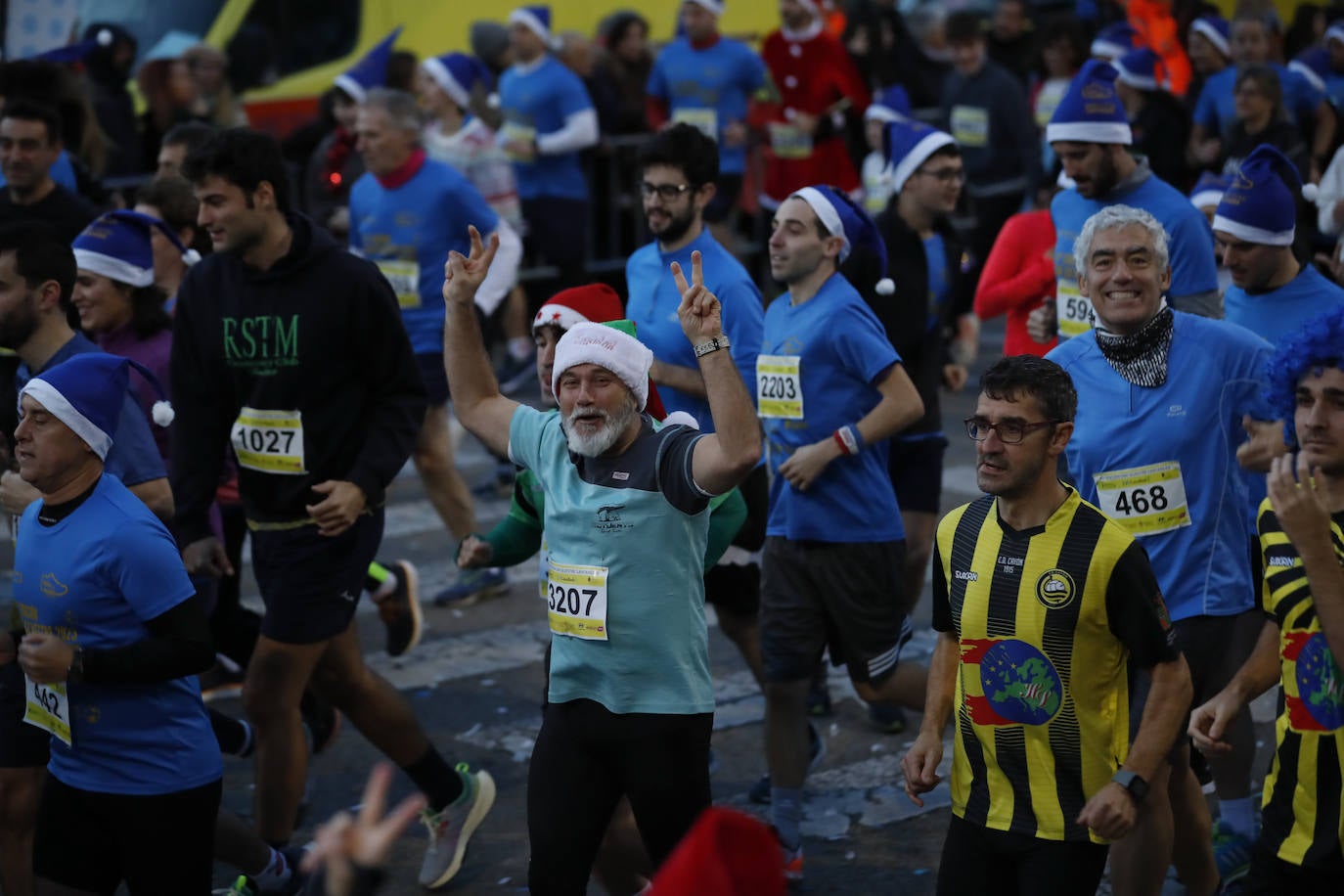 Un participante con un gorro algo más contundente junto a otro ataviado con la camiseta del Cayón. Había que honrar un gran año de los aurinegros.